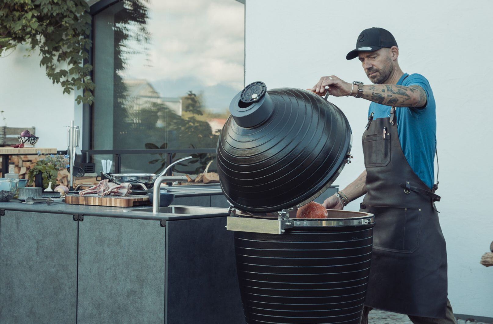 Andi Schweiger grillt mit dem Kamado B10 Kamado Grill 01