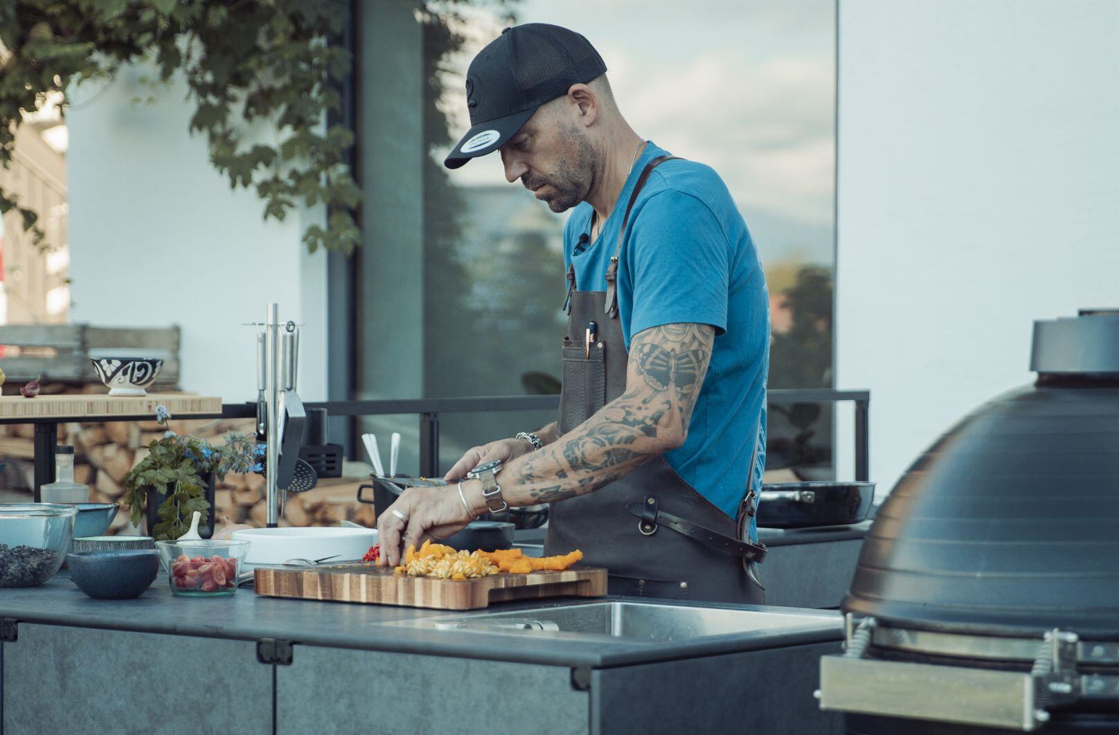 Andi Schweiger grillt mit dem Kamado B10 Kamado Grill 02