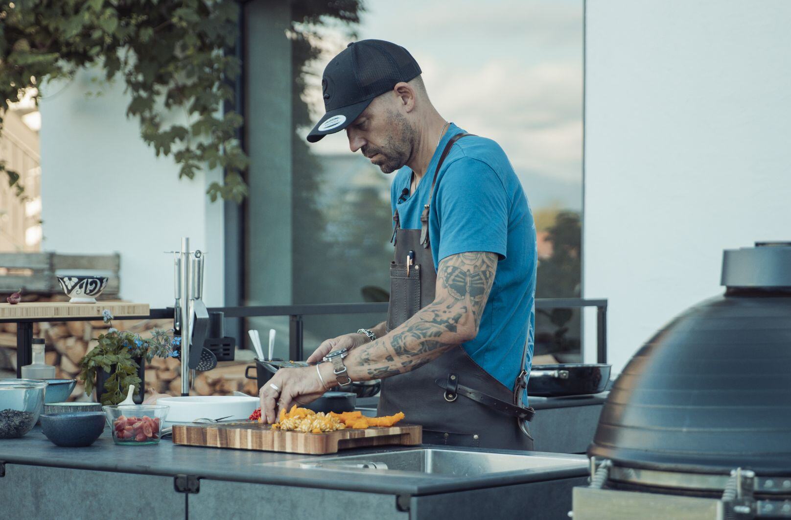 Andi Schweiger kocht auf Outdoor Küche von maet black mit Arbeitsplatte aus HPL 02