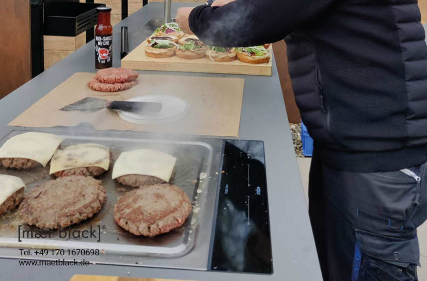 Burger braten auf Teppanyaki-Modul von maet black (Outdoor Kitchen)