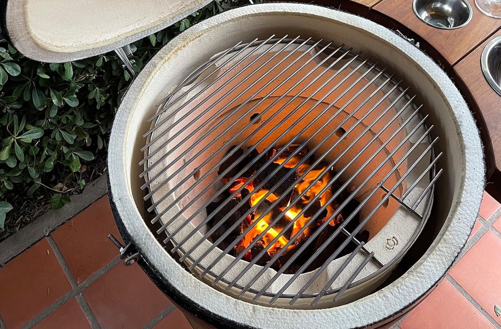 Kamado Grill - Premium Holzkohlegrill mit glühenden Kohlen