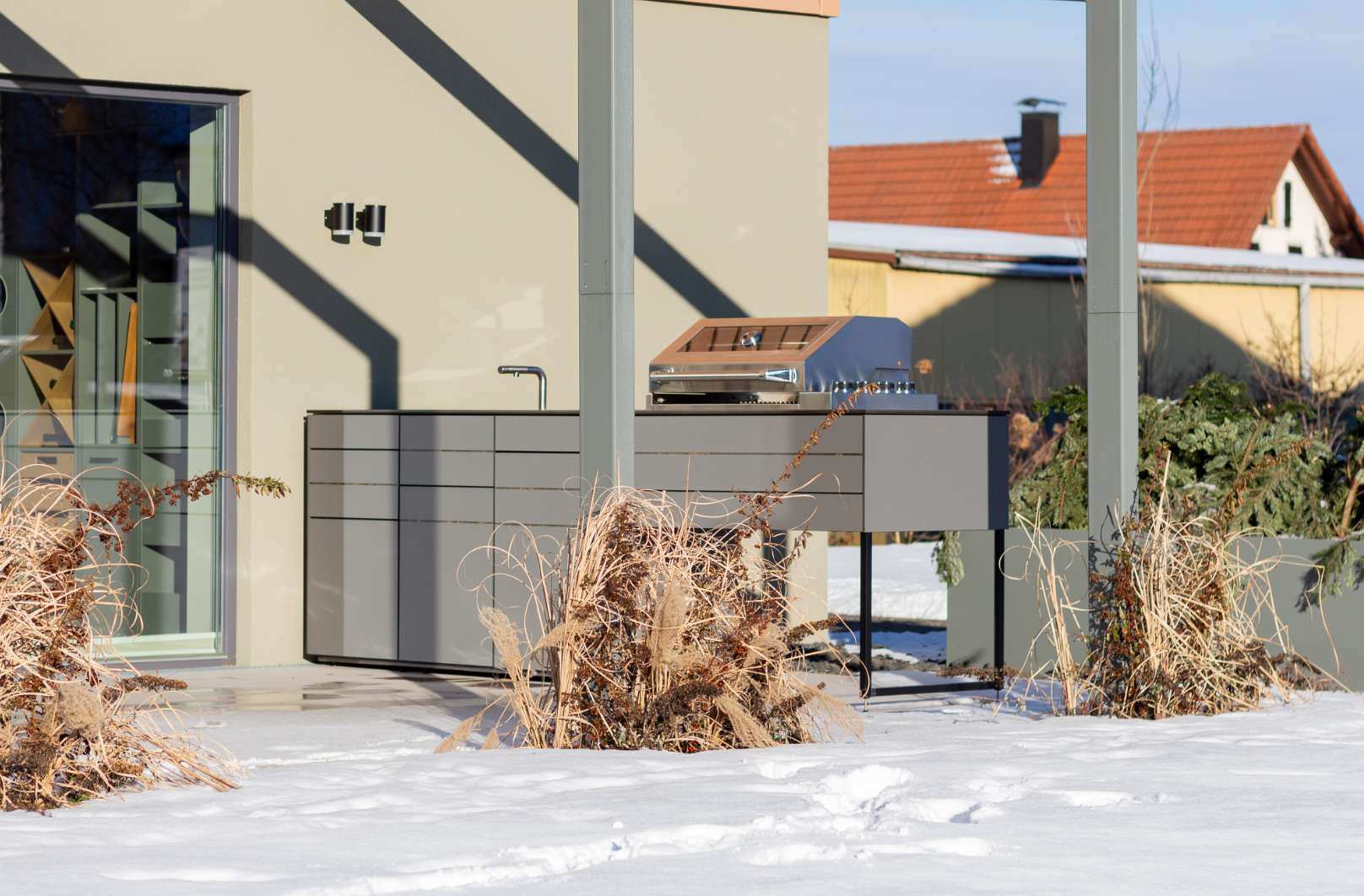 Outdoor Küche von maet black auf der Terasse bei Schnee, wetterfest und winterfeste Outdoorküchen 02