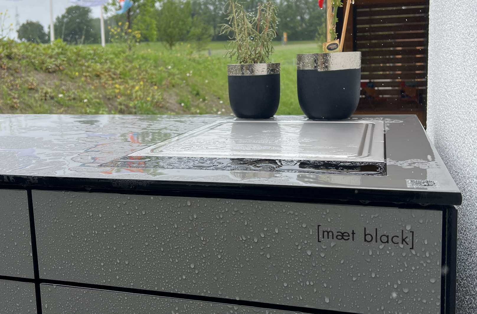 Outdoorküche, wetterfest bei Regen (Außenküche aus HPL von maet black)