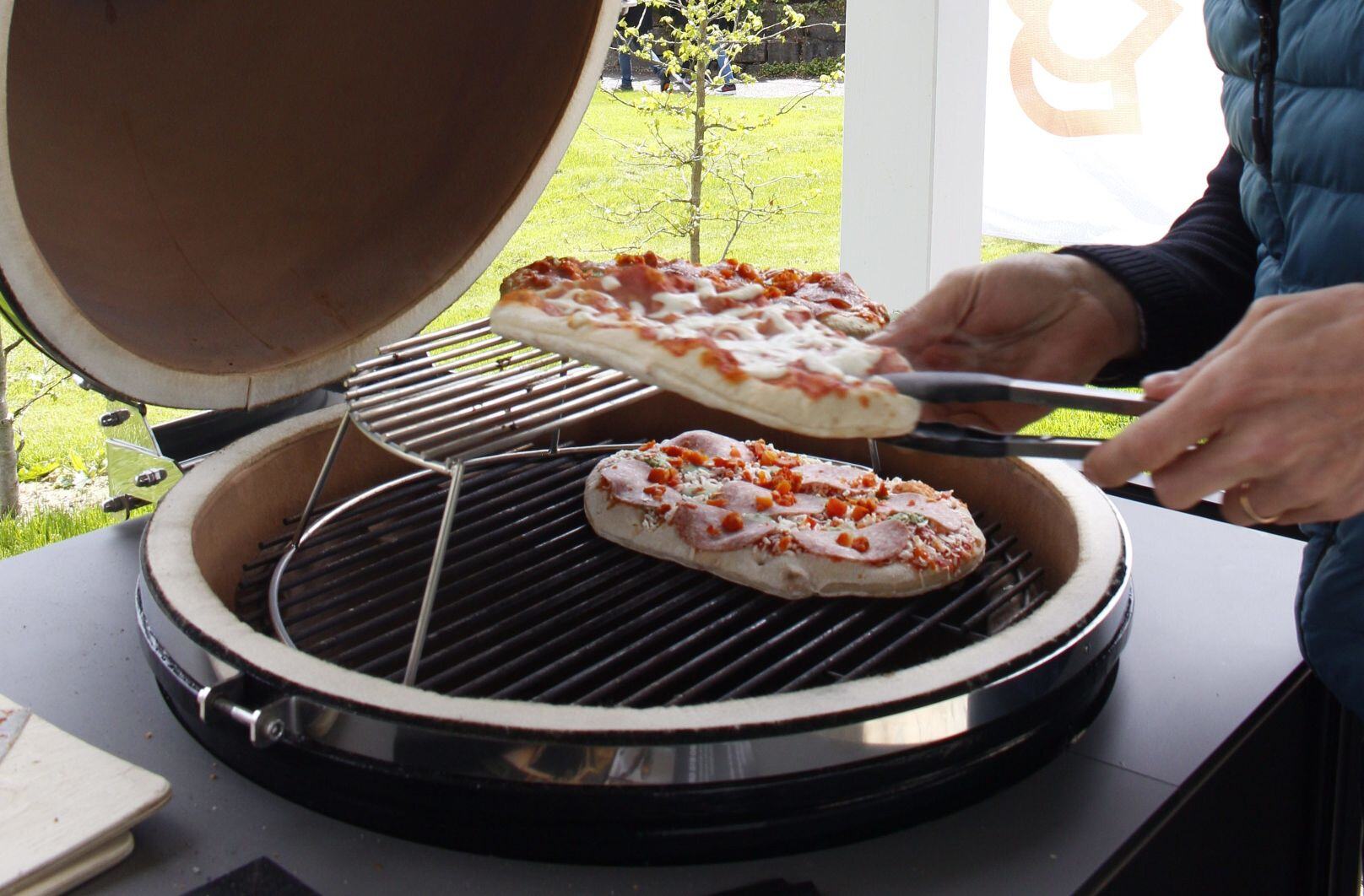 Pizza backen mit Kamado Grill Kamado B10 Grande  maet black