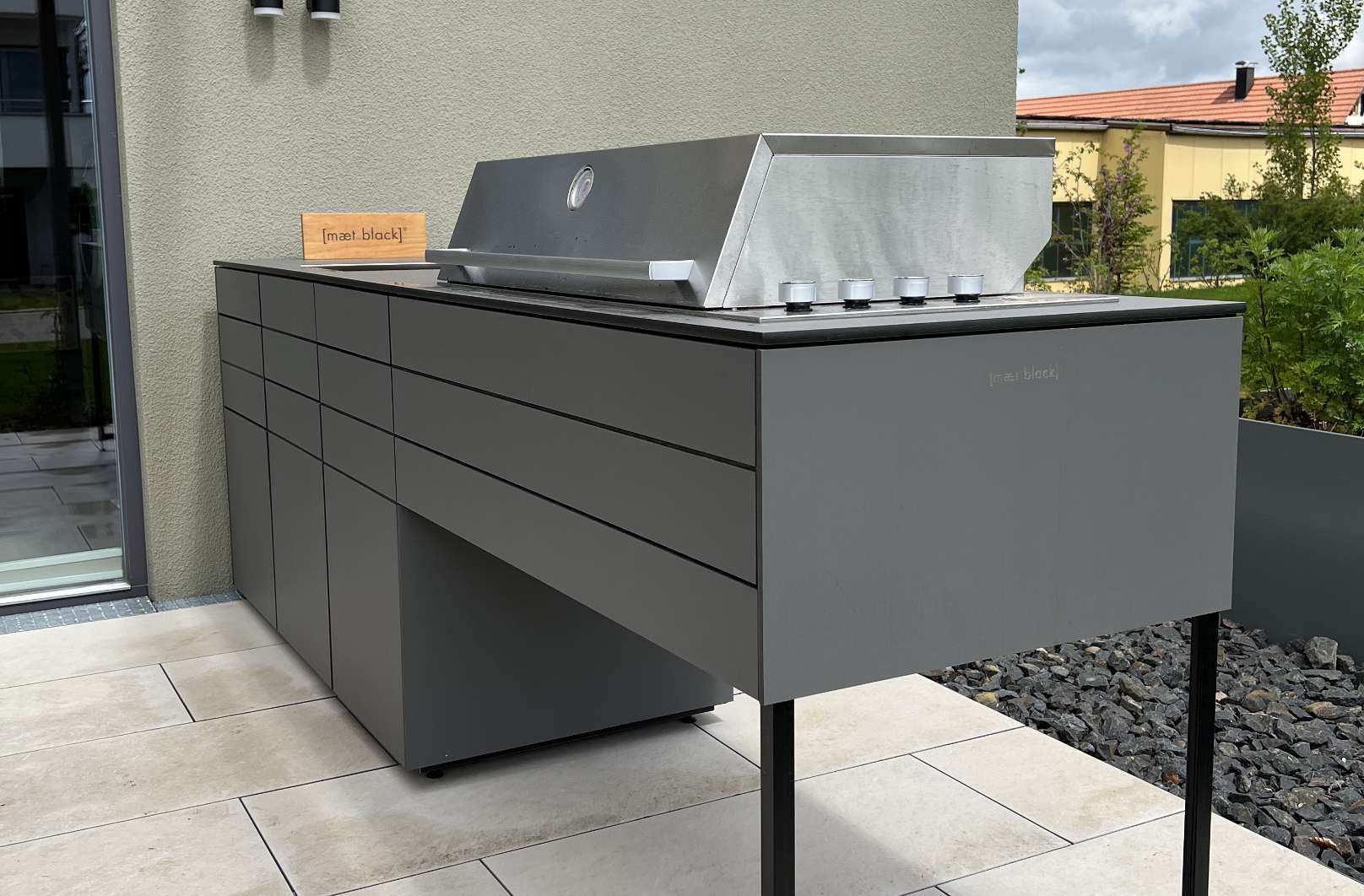 Premium Designer-Außenküche von maet black auf der Terrasse