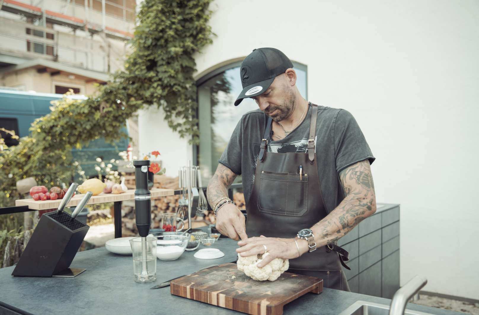 Profi-Koch Andi Schweiger kocht im Freien mit Gartenküche  Partner von maet black