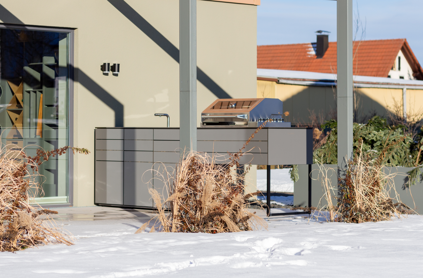 Wetterfeste und winterfeste Outdoorküche mit Grill von maet black in Premium Design