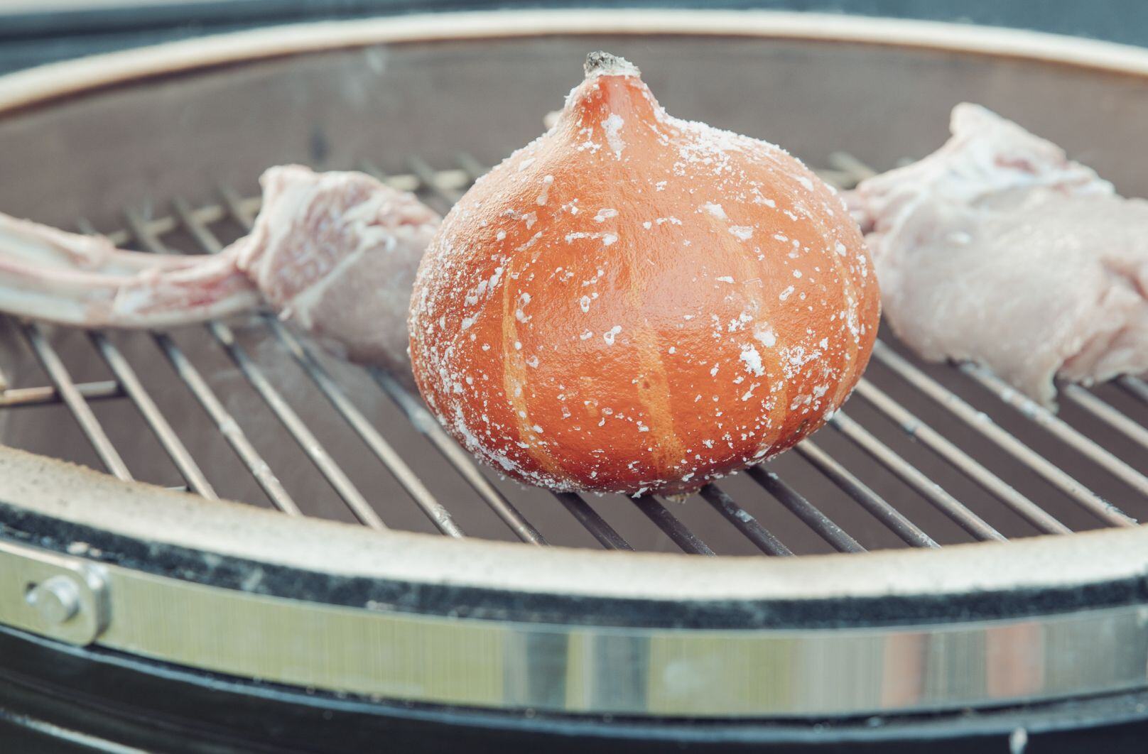 maet black - Kalbskotelette mit Hokaido auf dem Kamado-Grill