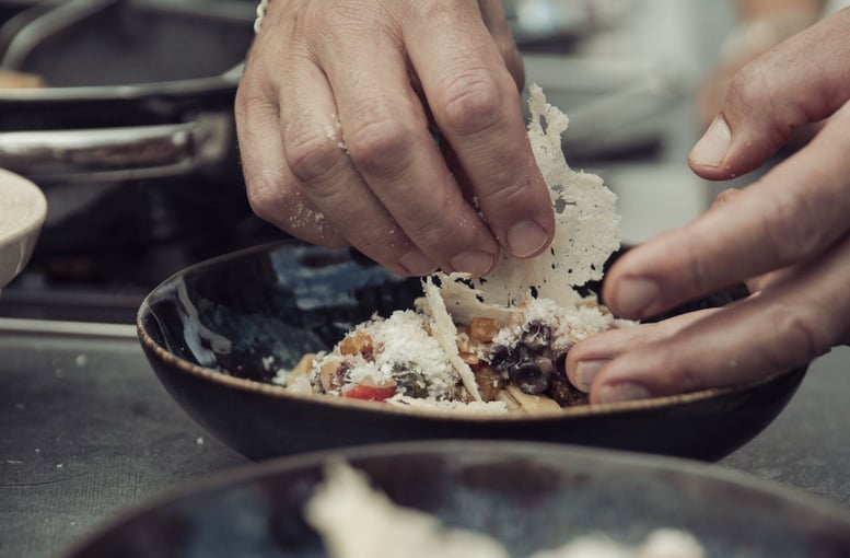 maet black - Pasta mit Pulpo und Gemüse - Grana Padano Chip